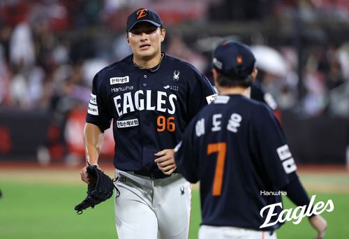 호투했으나 승리를 따내지 못한 한화 박준영(왼쪽)의 3일 경기 모습. [한화 이글스 제공. 재판매 및 DB 금지]