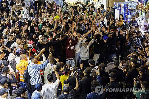 지난 9월 29이 모로코 라바트에서 열린 시위에서 참가자들이 구호를 외치고 있다.[AFP=연합뉴스. 재판매 및 DB 금지]
