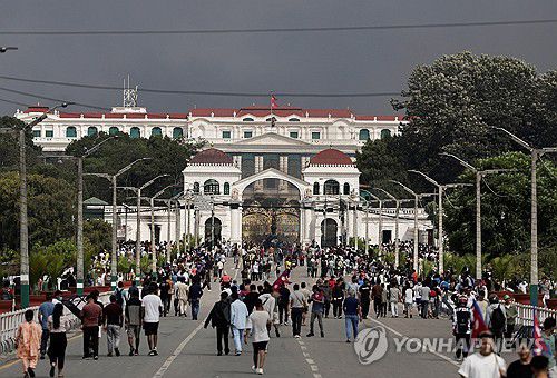 지난 9월 9일 네팔 카트만두 싱하 두르바르 행정단지 앞에 시위대가 모여 있다.[로이터=연합뉴스. 재판매 및 DB 금지]