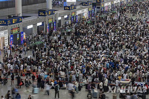 국경절 연휴 첫날 상하이 훙차오역에 모인 열차 승객들[신화 연합뉴스 자료사진 재판매 및 DB 금지]