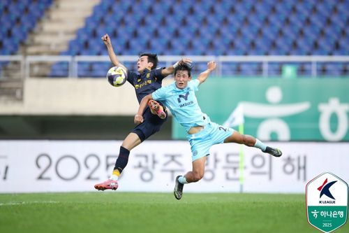 광주 정지훈(왼쪽)과 대구 정헌택의 경합 장면.[한국프로축구연맹 제공. 재판매 및 DB 금지]