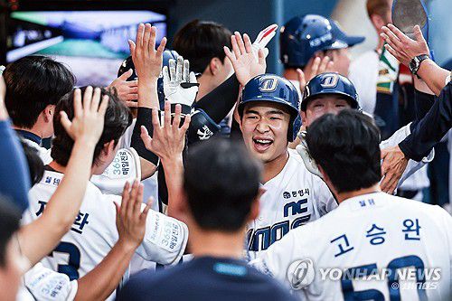 NC 김휘집 '와일드카드 결정전' 간다(창원=연합뉴스) 4일 창원NC파크에서 열린 프로야구 2025 신한 SOL 뱅크 KBO리그 SSG 랜더스와 NC 다이노스 경기. 2회 말 무사 1·3루 상황 홈런을 친 NC 8번 김휘집이 더그아웃에서 동료에게 축하받고 있다. 2025.10.4 [NC다이노스 제공. 재판매  DB 금지] image@yna.co.kr
