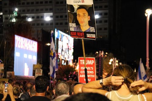 '이스라일 시민이 트럼프 당신과 함께한다'(텔아비브=연합뉴스) 김동호 특파원 = 4일(현지시간) 텔아비브미술관 앞 전쟁 만 2년을 맞아 인질 석방 촉구 집회에 참여한 시민들. 2025.10.5 photo@yna.co.k