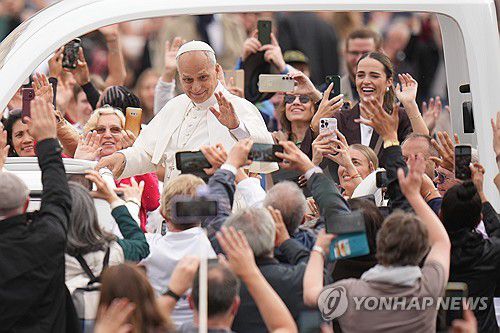 5일 미사 후 포프모빌을 타고 순례자들과 인사하는 교황[AP 연합뉴스]