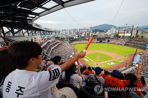 프로야구, 국내 최초 1천200만 관중 돌파(대전=연합뉴스) 신현우 기자 = 27일 대전 한화생명볼파크에서 열린 프로야구 2025 신한 SOL 뱅크 KBO리그 LG 트윈스와 한화 이글스의 경기에서 야구 팬들이 응원전을 펼치고 있다.     2025.9.27 nowwego@yna.co.kr