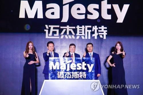 '2019 금호타이어 신제품 설명회'2019년 6월 중국 난징에서 열린 신제품 설명회에서 더블스타그룹 차이융썬 회장(가운데)과 당시 금호타이어 임원들이 행사에 앞서 기념촬영을 하고 있다. [금호타이어 제공.재판매 및 DB 금지]