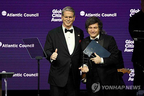 베센트 미 재무장관과 밀레이 아르헨티나 대통령[AFP 연합뉴스 자료사진, 재판매 및 DB 금지]