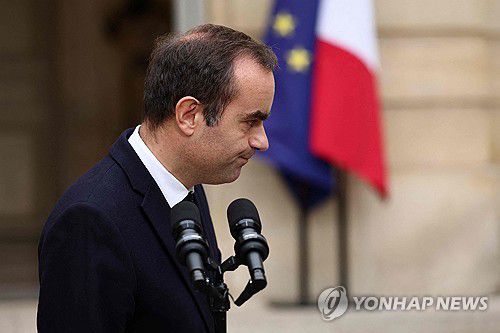 사임 발표 후 연설하고 돌아서는 르코르뉘[AFP 연합뉴스]