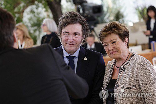 밀레이 아르헨티나 대통령과 게오르기에바 IMF 총재[EPA 연합뉴스 자료사진. 재판매 및 DB 금지]