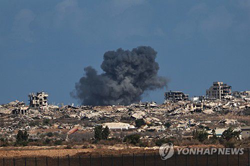 6일 연기가 피어오르는 가자시티 외곽[EPA 연합뉴스]