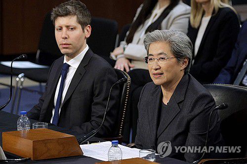 샘 올트먼 오픈AI 최고경영자(CEO)와 리사 수 AMD CEO가 지난 5월 8일(현지시간) 미국 상원 상업·과학·교통위원회 청문회에 출석해 증언하고 있다. [Getty Images via AFP=연합뉴스 자료사진]