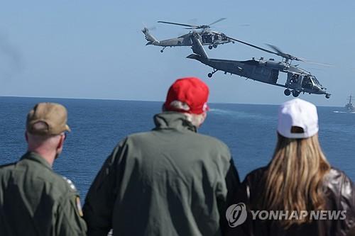 해군 전력시범 참관하는 트럼프 대통령 부부[AFP=연합뉴스. 재판매 및 DB 금지]