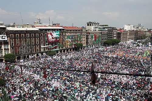 5일(현지시간) 대통령 연설장 가득 메운 멕시코 주민[멕시코시티 로이터=연합뉴스. 재판매 및 DB 금지]