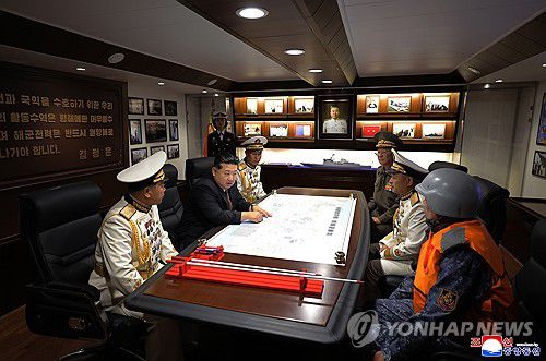 김정은, 구축함 최현호 참관(평양 조선중앙통신=연합뉴스) 김정은 북한 국무위원장이 5일 무장장비전시회 참관 일정으로 5천t급 신형 구축함 '최현호'를 돌아봤다고 조선중앙통신이 6일 보도했다.2025.10.6      [국내에서만 사용가능. 재배포 금지. For Use Only in the Republic of Korea. No Redistribution] nkphoto@yna.co.kr