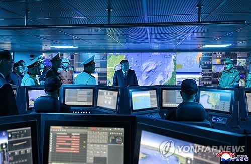 김정은, 구축함 최현호 참관(평양 조선중앙통신=연합뉴스) 김정은 북한 국무위원장이 5일 무장장비전시회 참관 일정으로 5천t급 신형 구축함 '최현호'를 돌아봤다고 조선중앙통신이 6일 보도했다.2025.10.6      [국내에서만 사용가능. 재배포 금지. For Use Only in the Republic of Korea. No Redistribution] nkphoto@yna.co.kr