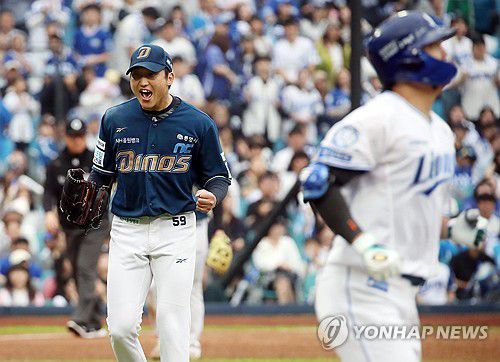 '오늘은 이긴다'(대구=연합뉴스) 김현태 기자 = 6일 대구 삼성라이온즈파크에서 열린 2025 KBO 포스트시즌 와일드카드 1차전 삼성 라이온즈와 NC 다이노스의 경기. NC 선발투수 구창모가 5회말 위기를 1실점으로 마무리하며 환호하고 있다. 2025.10.6 mtkht@yna.co.kr