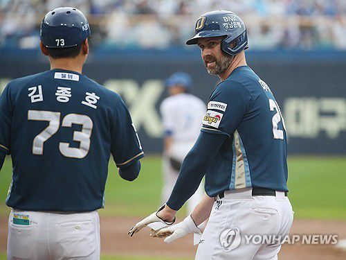 '첫 득점 데이비슨'(대구=연합뉴스) 김현태 기자 = 6일 대구 삼성라이온즈파크에서 열린 2025 KBO 포스트시즌 와일드카드 1차전 삼성 라이온즈와 NC 다이노스의 경기. 1회초 1사 주자 1, 2루 상황에서 타석에 들어선 NC 데이비슨이 1타점 적시타를 친 후 1루에 안착하고 있다. 2025.10.6 mtkht@yna.co.kr