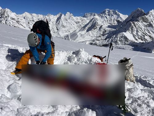 네팔 메라피크서 한국인 40대 등산객 1명 사망…시신 수습6일(현지시간) 네팔 동부 메라피크봉(6천476m) 일대에서 구조대가 한국인 등산객의 시신을 수습하는 모습. 2025.10.07 [네팔전국산악안내인협회(NNMGA) 페이스북 캡처. 재판매 및 DB 금지]