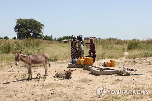 우물물 긷는 차드 주민들(은자메나<차드>=연합뉴스) 김동규 기자 = 지구상에서 가장 가난한 나라로 꼽히는 '아프리카의 죽은 심장' 차드. 국토 대부분이 사막이어서 자연환경이 척박한 차드는 1920년부터 40년간 프랑스의 식민지배를 받고 1960년 독립된 이후에는 30여년 간 내전에 시달리는 등 고단한 역사를 가진 나라다. 차드의 한 시골마을에서 주민들이 펌프로 우물물을 긷고 있다. 2015.10.17 dkkim@yna.co.kr