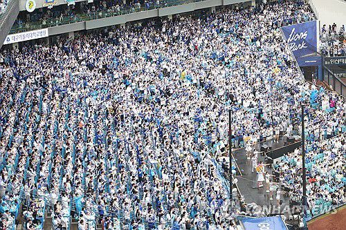 추석 연휴 'KBO 포스트시즌 열기'(대구=연합뉴스) 박세진 기자 = 7일 대구 삼성라이온즈파크에서 열린 2025 KBO 포스트시즌 와일드카드 2차전 삼성 라이온즈와 NC 다이노스의 경기. 삼성 응원석이 가득 차 있다. 2025.10.7 psjpsj@yna.co.kr