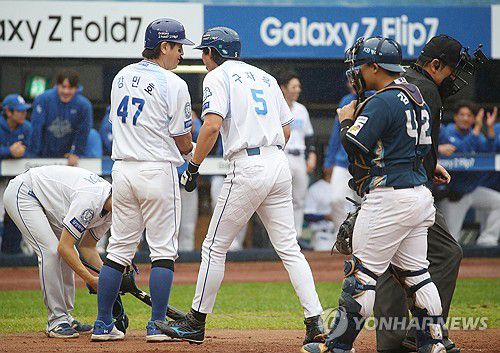 '걸어서 2점이요'(대구=연합뉴스) 김현태 기자 = 7일 대구 삼성라이온즈파크에서 열린 2025 KBO 포스트시즌 와일드카드 2차전 삼성 라이온즈와 NC 다이노스의 경기. 1회 말 2사 주자만루 상황에서 타석에 선 삼성 강민호가 볼넷을 거르자 3루 주자 구자욱이 홈을 밟으며 추가 득점을 하고 있다. 2025.10.7 mtkht@yna.co.kr