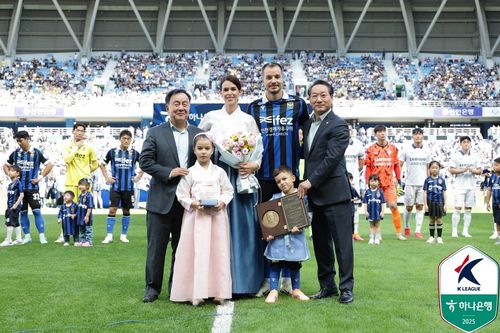 인천 명예 시민증을 받은 무고사.[한국프로축구연맹 제공. 재판매 및 DB 금지]