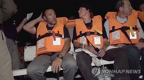 8일(현지시간) 이스라엘군에 나포된 구호선단 활동가들[로이터 연합뉴스. IHH 제공. 재판매 및 DB 금지]