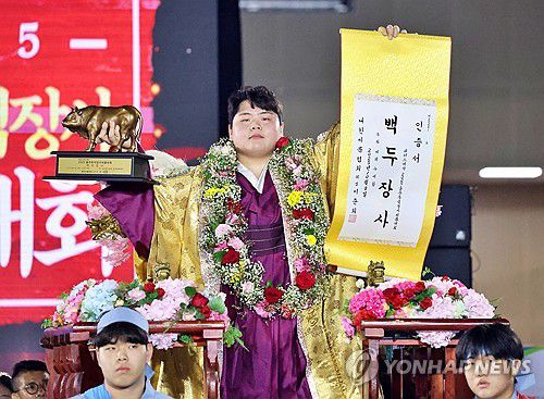 추석 백두장사 등극한 김민재(서울=연합뉴스) 8일 울산 울주종합체육센터에서 열린 '위더스제약 2025 울주추석장사씨름대회' 백두장사(140kg이하)에 등극한 김민재(영암군민속씨름단)가 장사인증서와 황소트로피를 들고 기념사진을 찍고 있다. 2025.10.8 [대한씨름협회 제공. 재판매 및 DB 금지] photo@yna.co.kr