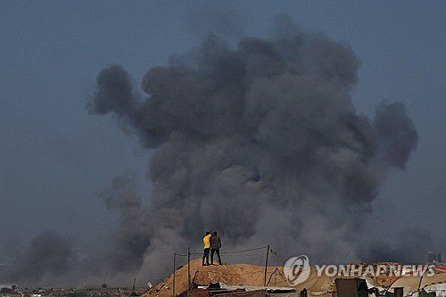 공습으로 연기 피어오르는 가자지구[AP=연합뉴스]
