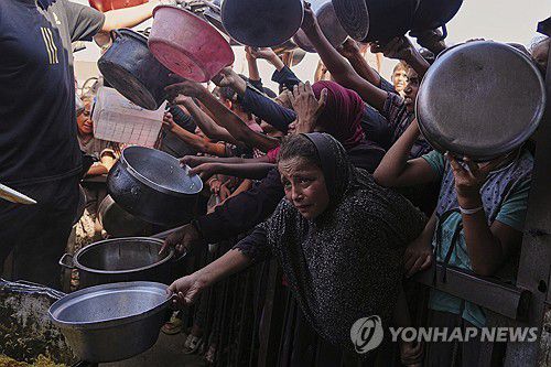 9월 19일(현지시간) 구호식량 배급 받으려는 가자지구 주민[AP 연합뉴스 자료사진. 재판매 및 DB 금지]
