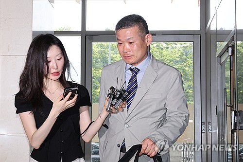 해병특검 출석하는 김동혁 전 국방부 검찰단장(서울=연합뉴스) 임화영 기자 = 김동혁 전 국방부 검찰단장이 20일 서울 서초구 순직해병특검팀에서 피의자 신분으로 조사를 받기 위해 출석하고 있다. 2025.8.20 hwayoung7@yna.co.kr