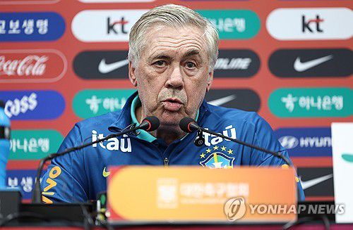 발언하는 카를로스 안첼로티 감독(서울=연합뉴스) 김성민 기자 = 카를로스 안첼로티 브라질 축구 국가대표팀 감독이 9일 서울월드컵경기장에서 열린 공식 기자회견에서 발언하고 있다. 2025.10.9 ksm7976@yna.co.kr