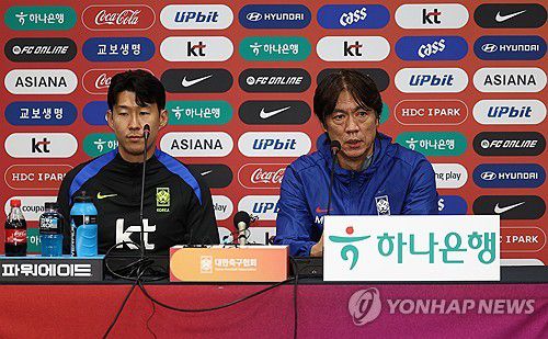 공식 기자회견 참석한 손흥민과 홍명보 감독(서울=연합뉴스) 김성민 기자 = 대한민국 축구 국가대표팀 손흥민(왼쪽)과 홍명보 감독이 9일 서울월드컵경기장에서 열린 공식 기자회견에 참석해 있다. 2025.10.9 ksm7976@yna.co.kr