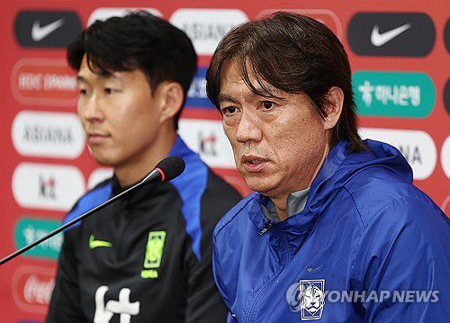 공식 기자회견 참석한 홍명보 감독(서울=연합뉴스) 김성민 기자 = 홍명보 대한민국 축구 국가대표팀 감독이 9일 서울월드컵경기장에서 열린 공식 기자회견에서 발언하고 있다. 2025.10.9 ksm7976@yna.co.kr