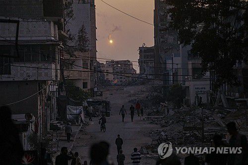 가자시티(가자시티 EPA=연합뉴스) 9일(현지시간) 가자지구 북부 가자시티의 폐허가 된 거리 너머로 이스라엘군이 쏜 섬광탄이 보인다. 2025.10.10 photo@yna.co.kr