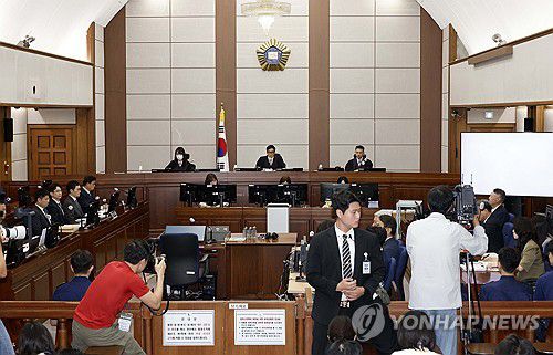 발언하는 백대현 부장판사(서울=연합뉴스) 윤석열 전 대통령의 특수공무집행방해, 직권남용 권리행사방해 등 혐의 사건 1차 공판이 열린 26일 서울 서초구 서울중앙지법에서 백대현 부장판사가 발언하고 있다. 2025.9.26 [사진공동취재단] photo@yna.co.kr