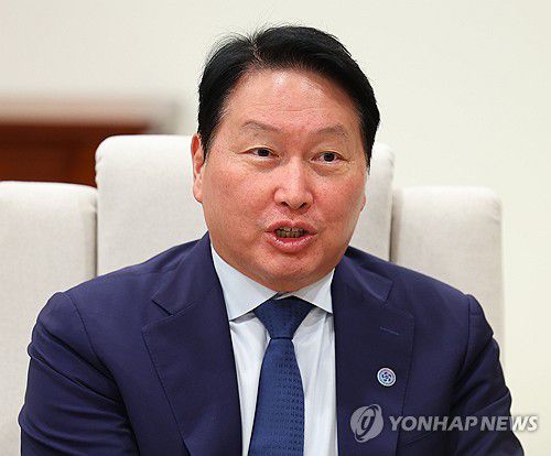 발언하는 최태원 SK그룹 회장(서울=연합뉴스) 김도훈 기자 = 1일 용산 대통령실에서 열린 이재명 대통령과 오픈AI 샘 올트먼 대표의 접견에 참석한 최태원 SK그룹 회장이 발언하고 있다. 2025.10.1 superdoo82@yna.co.kr