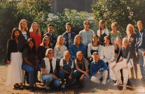 네덜란드 중학교 시절 학교 친구들과 함께한 인터뷰이(맨 왼쪽 검은 상의)[본인 제공]