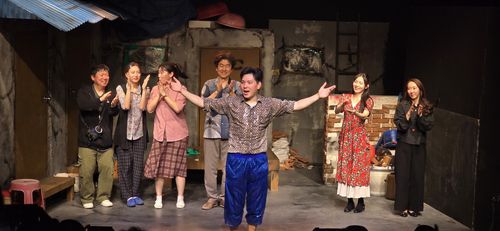 관객에게 인사하는 연극 '마트로시카' 출연진(서울=연합뉴스) 배우 윤제문과 편준의 등 연극 '마트로시카' 출연진이 10일 공연을 마친 뒤 관객에게 인사하고 있다. 2025.10.10