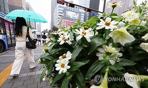 가을비 내리는 광화문(서울=연합뉴스) 김인철 기자 = 황금연휴가 끝난 10일 서울 종로구 세종대로사거리 일대에 가을비가 내리고 있다. 2025.10.10 yatoya@yna.co.kr
