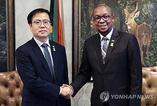 남아공 산업장관 만난 여한구 통상교섭본부장(서울=연합뉴스) 여한구 산업통상부 통상교섭본부장이 9일(현지시간) 남아프리카공화국 그케베르하 보드워크호텔에서 열린 '2025 G20 무역투자 장관회의'에서 파크스 타우 남아프리카공화국 통상산업경쟁부 장관과 악수하고 있다. 2025.10.10 [산업통상부 제공. 재판매 및 DB 금지] photo@yna.co.kr