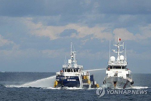 필리핀 선박에 물대포 쏘는 중국 해경선[필리핀 해안경비대 제공. 재판매 및 DB 금지]