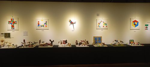 초등생 제자 8명이 출품한 작품들.(서울=연합뉴스) 박현수 기자 = 오는 26일까지 열리는 '2025 접다, 펴다, 날다. 박찬용 종이접기 Art전' 에 전시된 8명의 초등생 제자들의 작품. 2025. 10. 12. phyeonsoo@yna.co.kr