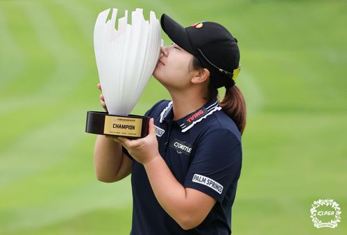 우승 트로피에 입 맞추는 홍정민홍정민이 12일 경기도 용인 88컨트리클럽(파72·6천748야드)에서  한국여자프로골프 투어 K-푸드 놀부·화미 마스터즈 우승 트로피를 들고 세리머니를 펼치고 있다. [KLPGA 투어 제공. 재배포 및 DB 금지]