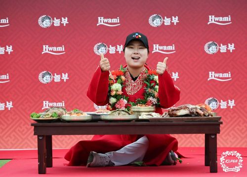 우승 밥상 받은 홍정민홍정민이 12일 경기도 용인 88컨트리클럽(파72·6천748야드)에서 열린 한국여자프로골프 투어 K-푸드 놀부·화미 마스터즈에서 우승한 뒤 '우승 밥상' 앞에서 포즈를 취하고 있다. [KLPGA 투어 제공. 재배포 및 DB 금지]