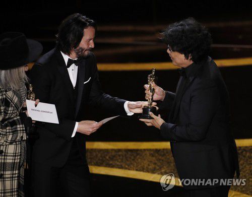 봉준호 감독에게 시상하는 다이앤 키튼(왼쪽)과 키애누 리브스2020년 [EPA=연합뉴스 자료사진. 재판매 및 DB 금지]