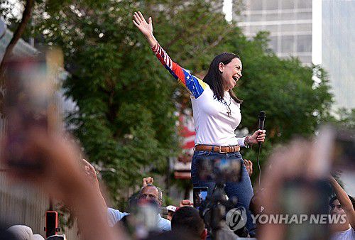 지난 1월 지지자 앞에서 연설하는 마리아 코리나 마차도[로이터 연합뉴스 자료사진. 재판매 및 DB 금지]