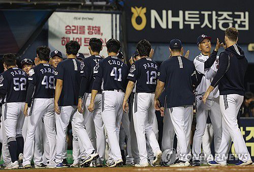 두산 대승(서울=연합뉴스) 신준희 기자 = 30일 잠실야구장에서 열린 프로야구 LG와 두산의 경기가 두산의 6대0 승리로 끝났다.       두산 선수들이 기뻐하고 있다. 2025.9.30 hama@yna.co.kr