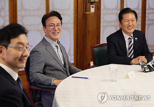 대화하는 김민석 국무총리와 정청래 대표(서울=연합뉴스) 이정훈 기자 = 김민석 국무총리가 12일 서울 종로구 총리공관에서 열린 고위당정협의회에서 더불어민주당 정청래 대표 등 참석자들과 대화하고 있다. 2025.10.12 uwg806@yna.co.kr