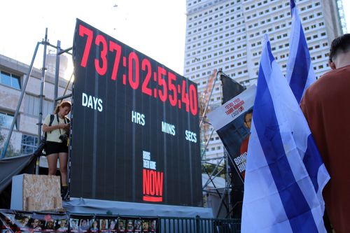 '737일, 오랜 기다림'(텔아비브=연합뉴스) 김동호 특파원 = 13일(현지시간) 텔아비브미술관 앞 '인질 광장'. 737일간 하마스에 억류됐던 이스라엘 인질들이 이날 석방되기 시작했다. 2025.10.13 dk@yna.co.kr